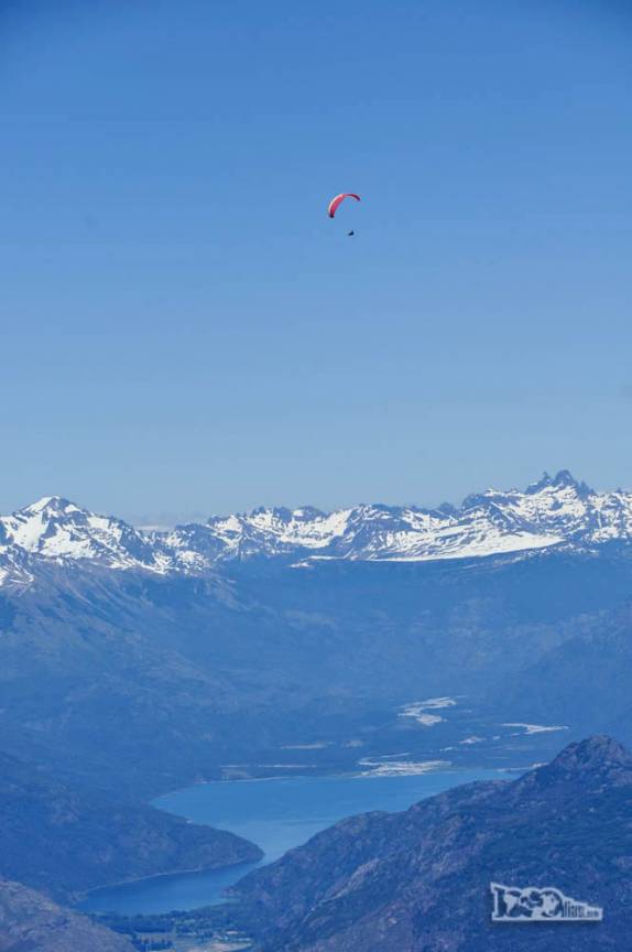 Por mais que se suba, sempre há alguém mais alto do que nós! (no cume do Cerro Piltriquitrón, em El Bolsón, na Argentina)